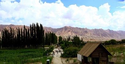 奉和圣制途次旧居应制 - 苏颋 - 唐代 - 诗词配图