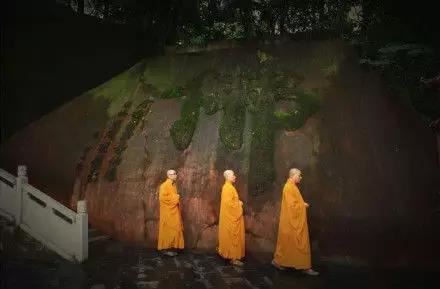 鲁望昨以五百言见贻，过有褒美，内揣庸陋，弥增愧悚，因成一千言上述吾唐文物之盛，次叙相得之欢，亦迭和之微旨也 - 皮日休 - 唐代 - 诗词配图
